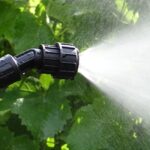 Регулируема дюза с 4 отвора Matabi Тя осигурява равномерно разпределение на течността и позволява адаптиране на струята според нуждите на растенията.