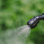 Регулируема дюза с 4 отвора Matabi Тя осигурява равномерно разпределение на течността и позволява адаптиране на струята според нуждите на растенията.