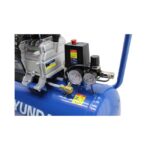 HYAC 50-21 е маслен компресор, което гарантира по-дълъг живот и по-тиха работа. Снабден е с два манометъра за контрол на налягането и възможност за регулиране според нуждите. Нивото на шума е 86 dB, което го прави сравнително тих за своя клас. Дебитът от 196 л/мин осигурява достатъчно въздух за повечето хоби приложения, а здравата конструкция и качествените компоненти гарантират сигурна работа.