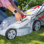 Косачка електрическа IKRA IERM 1638 1600W е създадена за хора, които държат на прецизността и удобството при поддръжка на тревните площи. Със своята мощност