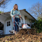 Фреза електрическа IEM 1500 е практичен избор за обработка на почвата в малки и средни градини, където се търси удобство и ефективност. С работна ширина от 45 см