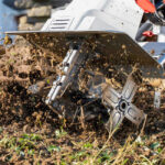 Фреза електрическа IEM 1500 е практичен избор за обработка на почвата в малки и средни градини, където се търси удобство и ефективност. С работна ширина от 45 см