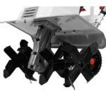 Фреза електрическа IEM 1500 е практичен избор за обработка на почвата в малки и средни градини, където се търси удобство и ефективност. С работна ширина от 45 см