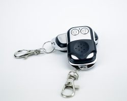 Дистанционно управление за генератор HY 3200SEi 2 бр Hyundai е за инверторния генератор HY 3200SEi. С тях стартирането и спирането на генератора става лесно