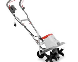 Фреза електрическа IEM 1500 е практичен избор за обработка на почвата в малки и средни градини, където се търси удобство и ефективност. С работна ширина от 45 см